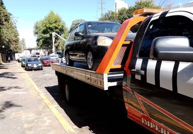 Corralón “pirata” en Naucalpan: Acumulan autos chocados en plena calle