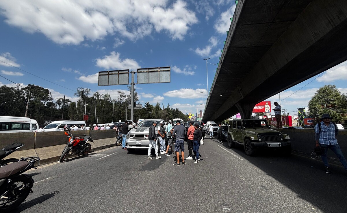 Comerciantes y transportistas cierran Periférico Norte a la altura de Parque Naucalli en Naucalpan 