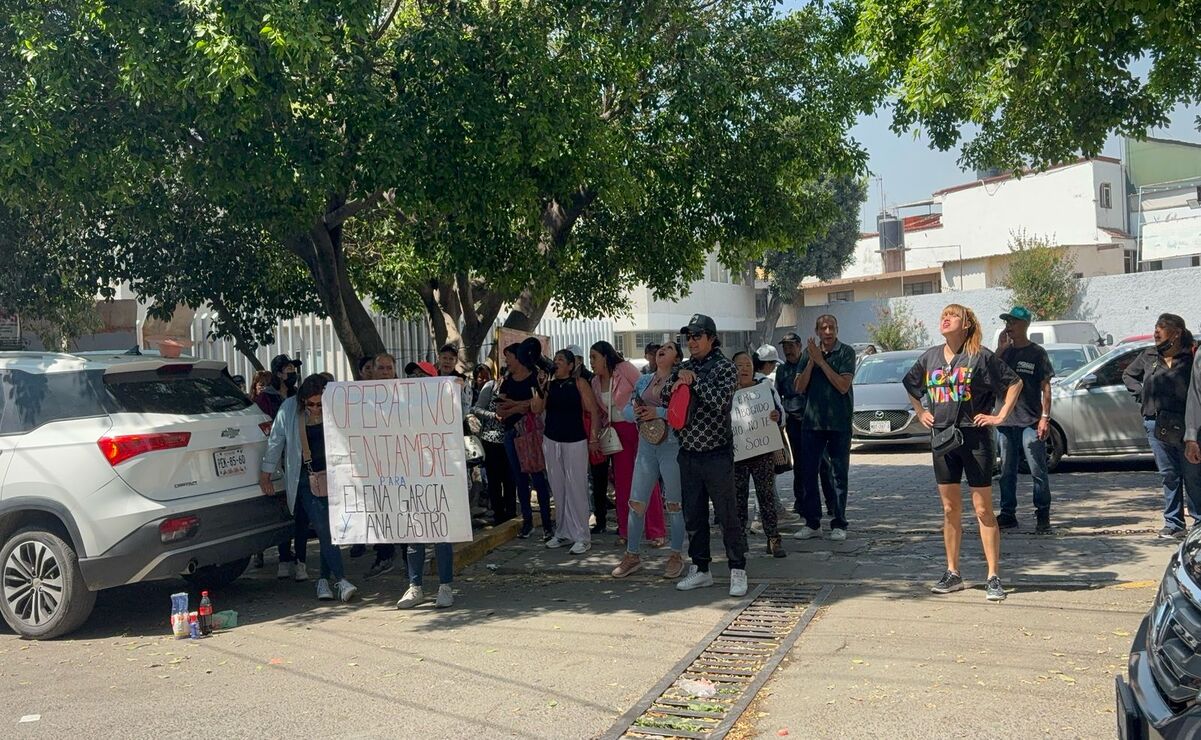 El grupo de colonos manifestó que “Le quieren fabricar carpetas falsas por defender al pueblo que ha sido lastimado por el municipio de Tultitlán”. Foto: Arturo Contreras / El Universal Estado de México