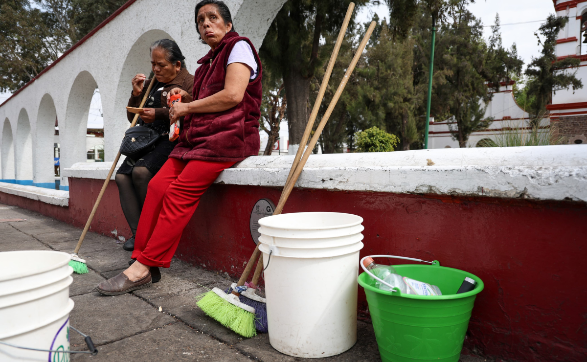 Con escobas y bolsas en mano, estos comerciantes transforman las calles de Ecatepec Foto: Especial
