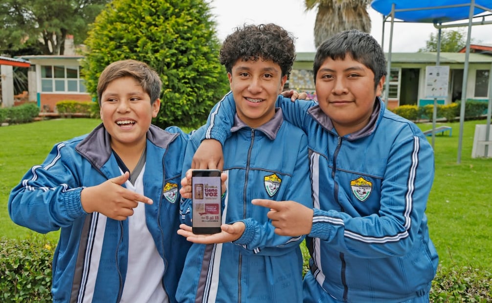 Estudiantes utilizando dispositivos tecnológicos con fines educativos y de aprendizaje en el aula. Foto Especial