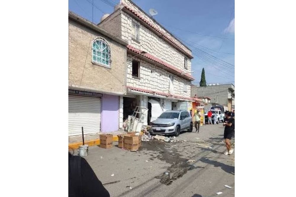 Elementos de Protección Civil y Bomberos, así como paramédicos de la Cruz Roja, acudieron al sitio para atender la emergencia. Foto: especial