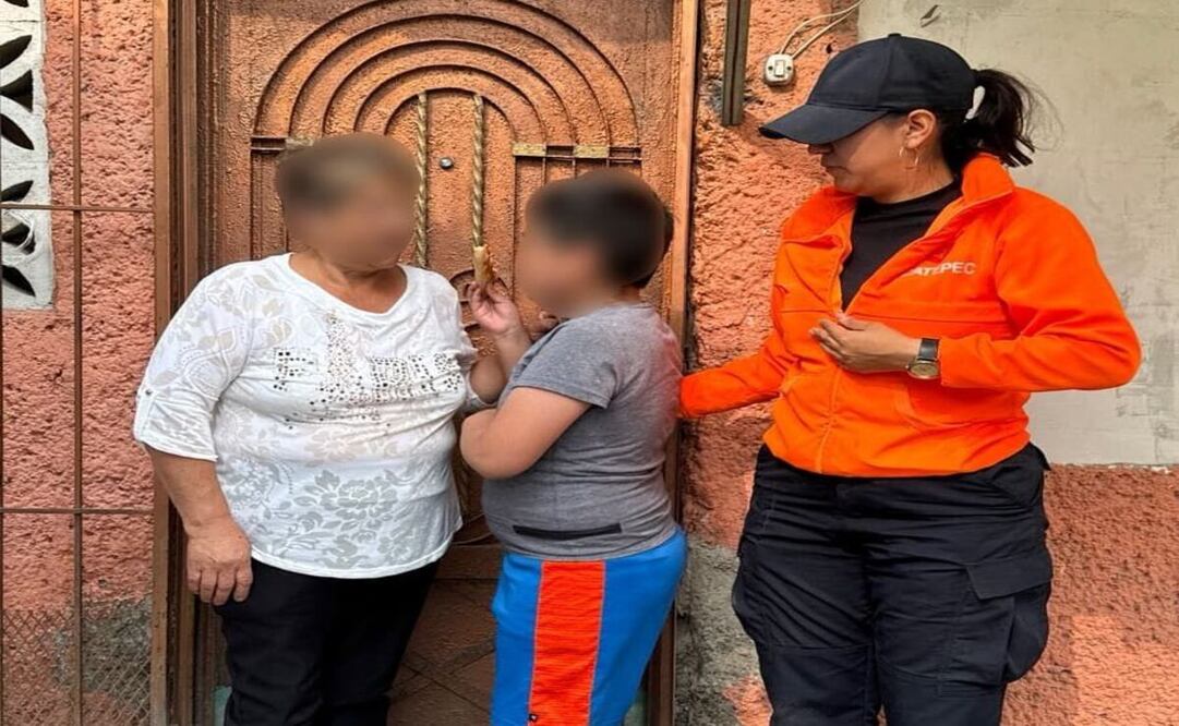 Policías de Ecatepec localizaron y resguardaron a el menor de 8 años con espectro autista que se encontraba solo en una unidad de transporte público. Foto: Especial