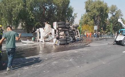 Aparatoso choque múltiple en la México-Pachuca deja vehículo volcado y caos vial