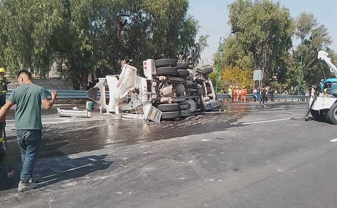 Una camioneta, un camión y un autobús ocasionaron un choque múltiple en la México-Pachuca. Foto: Especial