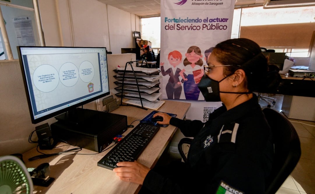 Elementos de Atizapán utilizan plataformas tecnológicas para actualizarse en normativas de derechos humanos. Foto Especial