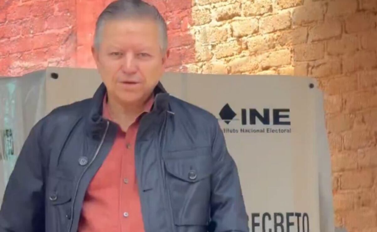 Activista confronta a Zaldívar mientras emitía su voto en la elección judicial; "gracias por destruir la división de poderes" 