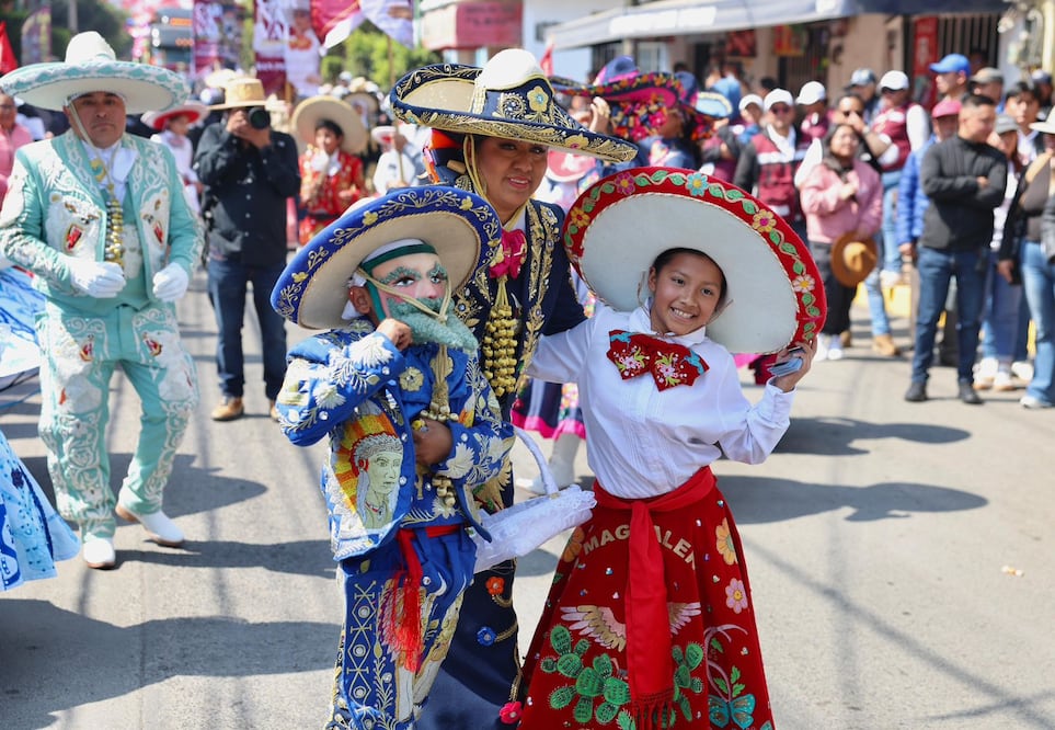 La participación de comparsas infantiles es una de las apuestas de Chimalhuacán para asegurar que la tradición de la danza y el "Ujajay" no se pierda en las nuevas generaciones. Foto Emilio Fernández / El Universal