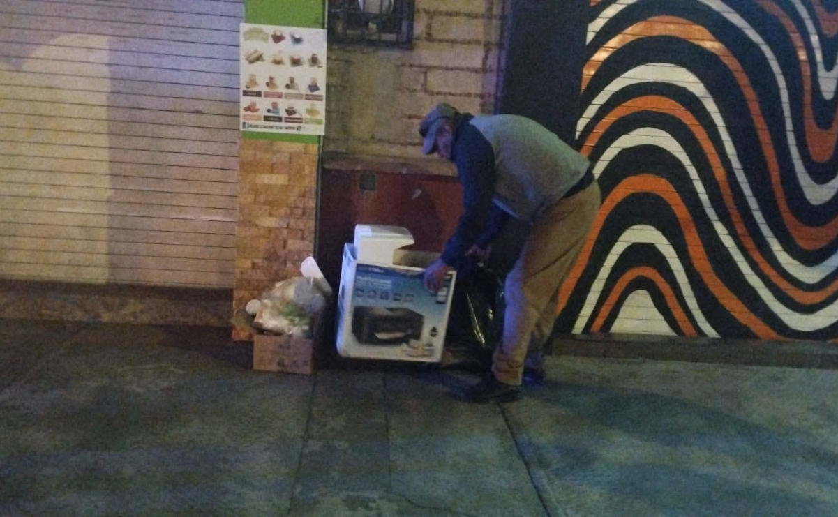 Personal de Servicios Públicos de Metepec realiza labores de limpieza para retirar los desechos generados durante las actividades del Viernes Santo. Foto: Especial