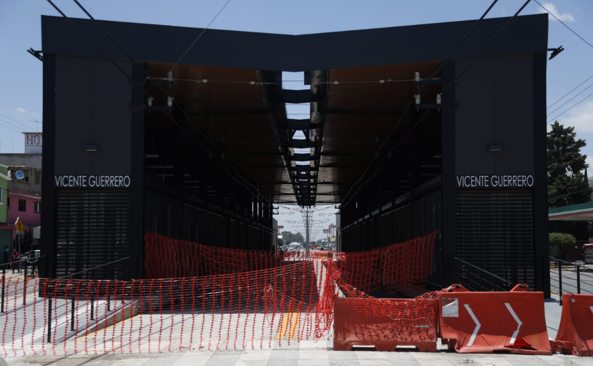 Trabajadores finalizan los detalles en el carril confinado del Trolebús de Chalco, preparando la reapertura de las estaciones cerradas. Foto: Carlos Mejía