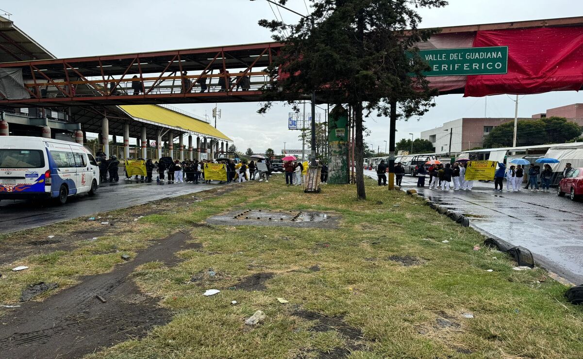 Personal del Seguro Social (IMSS) bloquea de manera intermitente la avenida Central de Naucalpan. Foto: Especial.