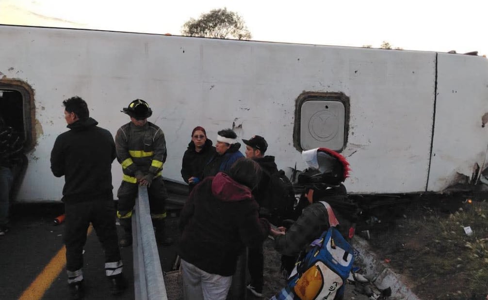 Personal de emergencia y autoridades trabajaron en el retiro de los vehículos involucrados en el percance. Foto especial