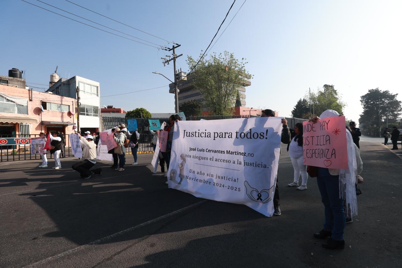 Ante la nula respuesta por parte de la Fiscalía mexiquense, los padres de seis de las víctimas se manifestaron afuera de dicha dependencia para exigir la reparación del daño. Foto: Alejandro Vargas/ El Universal