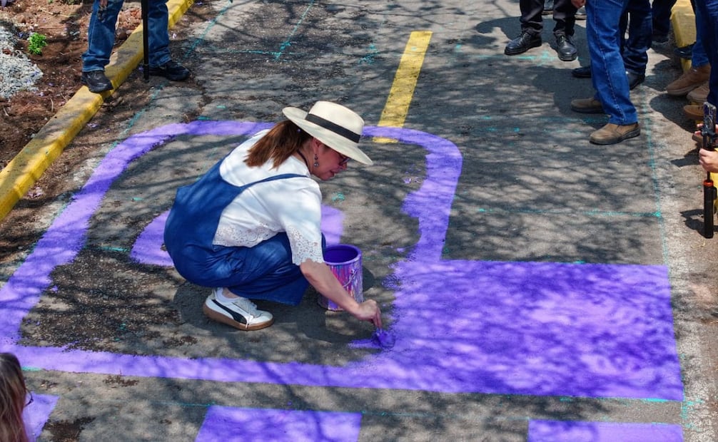 Más de 1,300 personas se movilizaron hoy para limpiar 39 camellones en las avenidas principales de todo el municipio. Foto Especial