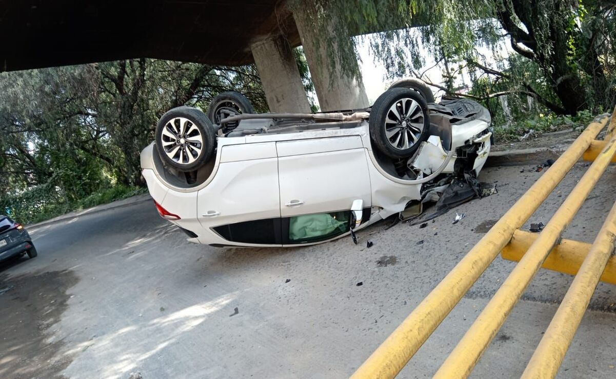 Camioneta protagoniza aparatosa volcadura tras caer de un puente en Cuautitlán Izcalli