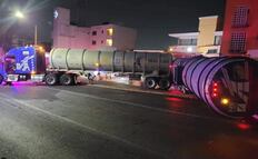 ¡Precaución! Volcadura de pipa deja derrame de aceite en vialidad de Tlalnepantla