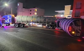 ¡Precaución! Volcadura de pipa deja derrame de aceite en vialidad de Tlalnepantla