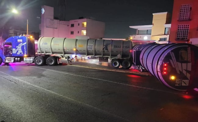 ¡Precaución! Volcadura de pipa deja derrame de aceite en vialidad de Tlalnepantla