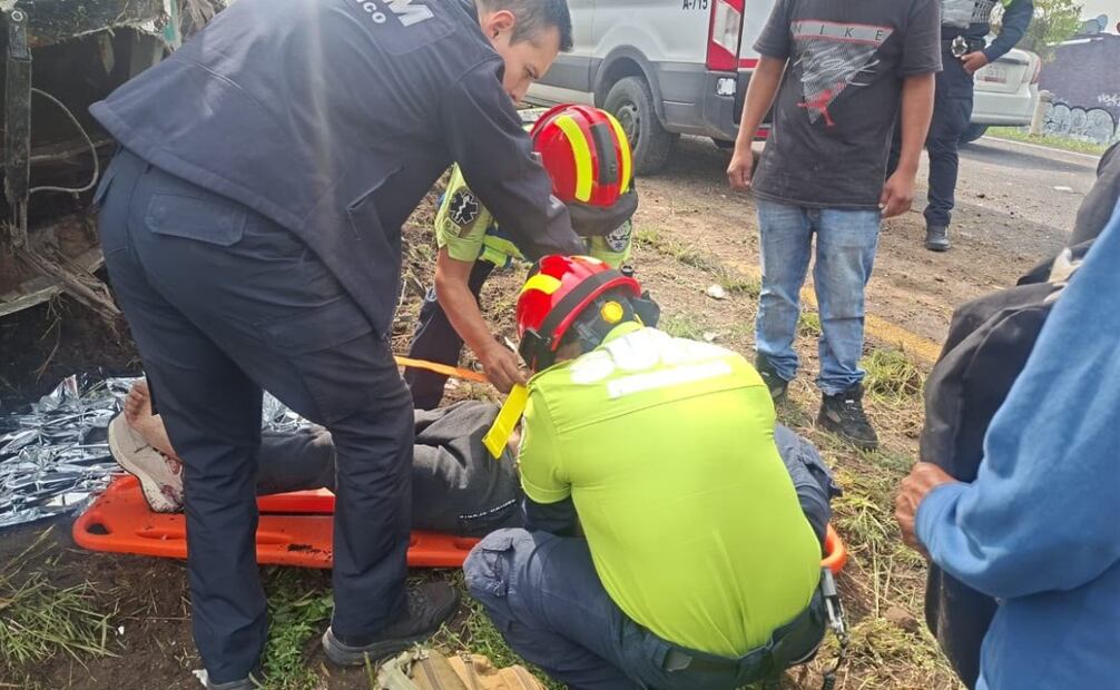 Elementos de Protección Civil de Ecatepec, Acolman y del SUEM brindaron los primeros auxilios a los pasajeros. Foto Especial