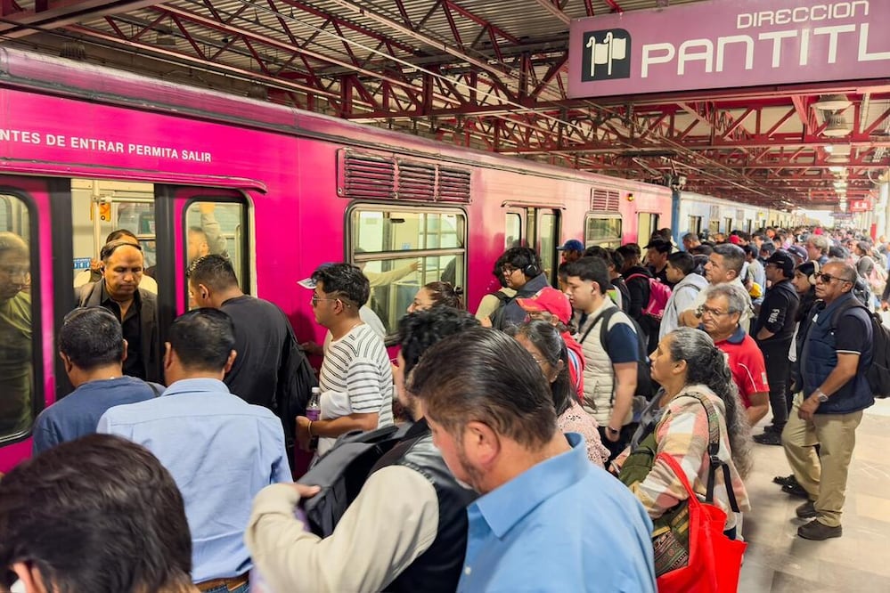 El paro escalonado de los trabajadores del Sistema de Transporte Colectivo (STC) Metro afectó el traslado de miles de usuarios del oriente del Valle de México. Foto: Hugo Salvador