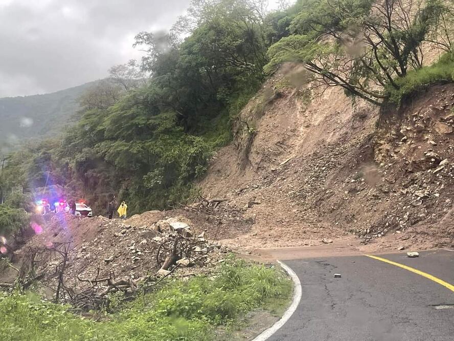 Protección Civil de Tonatico, reportaron un derrumbe para llegar a las grutas de Cacahuamilpa Foto: Especial