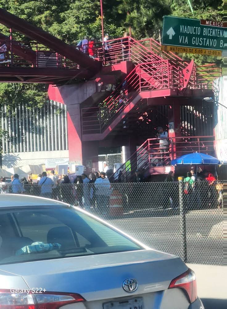 En el lugar se encuentran elementos de la Policía del Estado de México, para salvaguardar a los manifestantes / Foto Especial