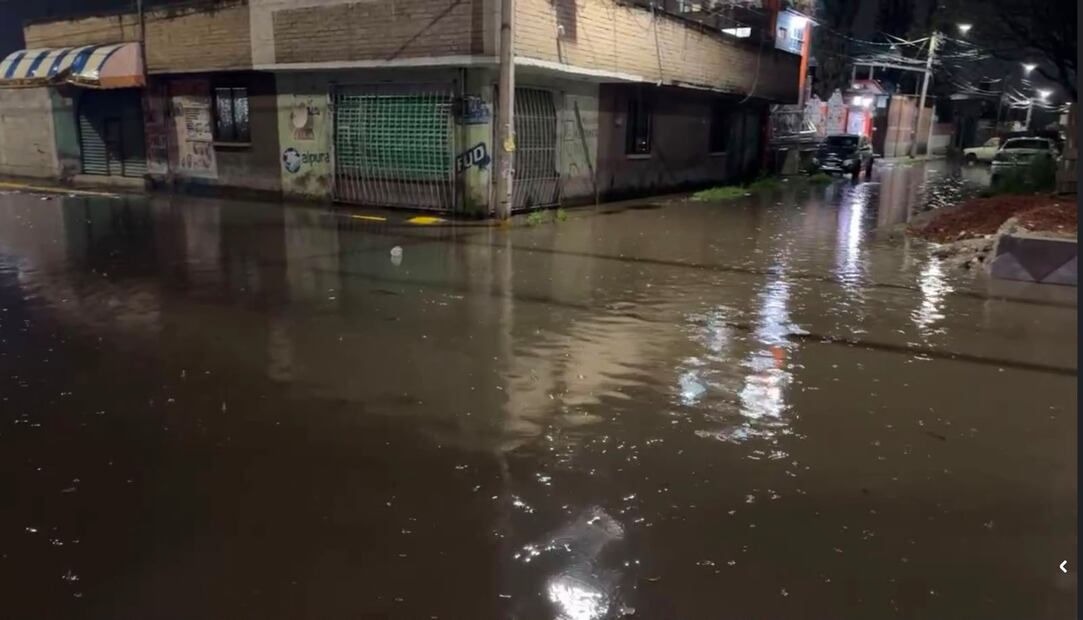 La lluvia dejó nuevamente calles anegadas en la "zona cero" de Chalco, donde el agua rebasó el nivel de las banquetas. Foto Especial