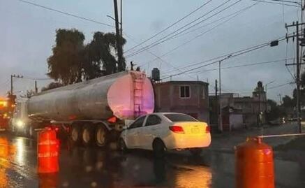 Conductor muere tras chocar su auto contra una pipa en la Toluca-Tenango 