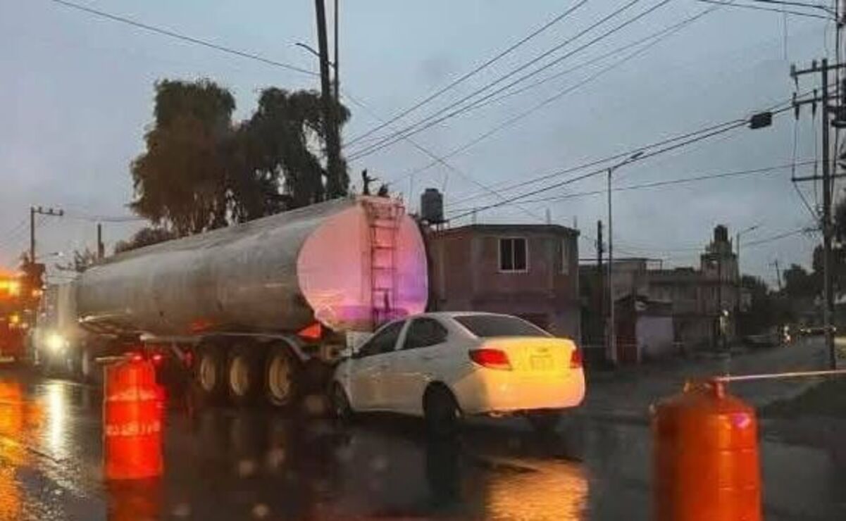 Conductor muere tras chocar su auto contra una pipa en la Toluca-Tenango