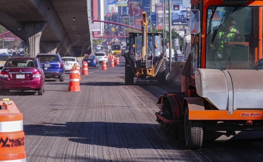 Maquinaria especializada realiza el fresado de la superficie sobre el Periférico Norte para garantizar una mayor durabilidad. Foto Especial