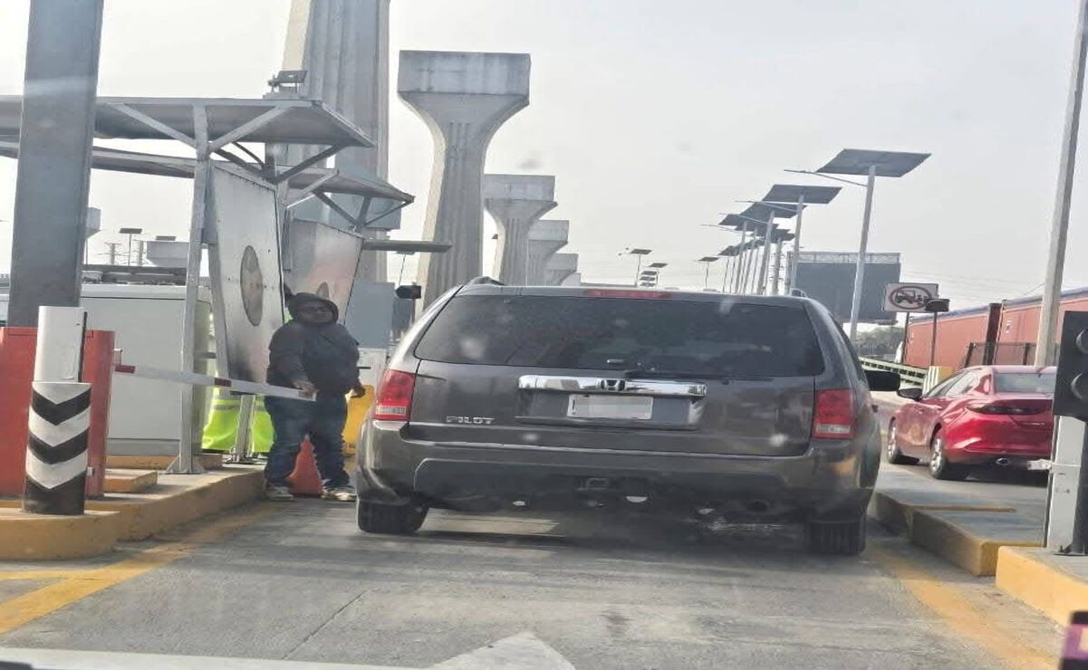 Un hombre fue captado levantando la pluma de acceso al segundo piso del Periférico para no pagar la tarifa. Foto: Especial