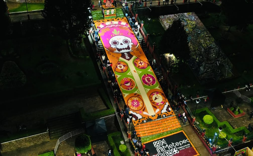 La majestuosa Ofrenda Monumental 2026 ilumina la explanada principal de Metepec, un punto de encuentro imperdible de día y de noche. Foto Especial