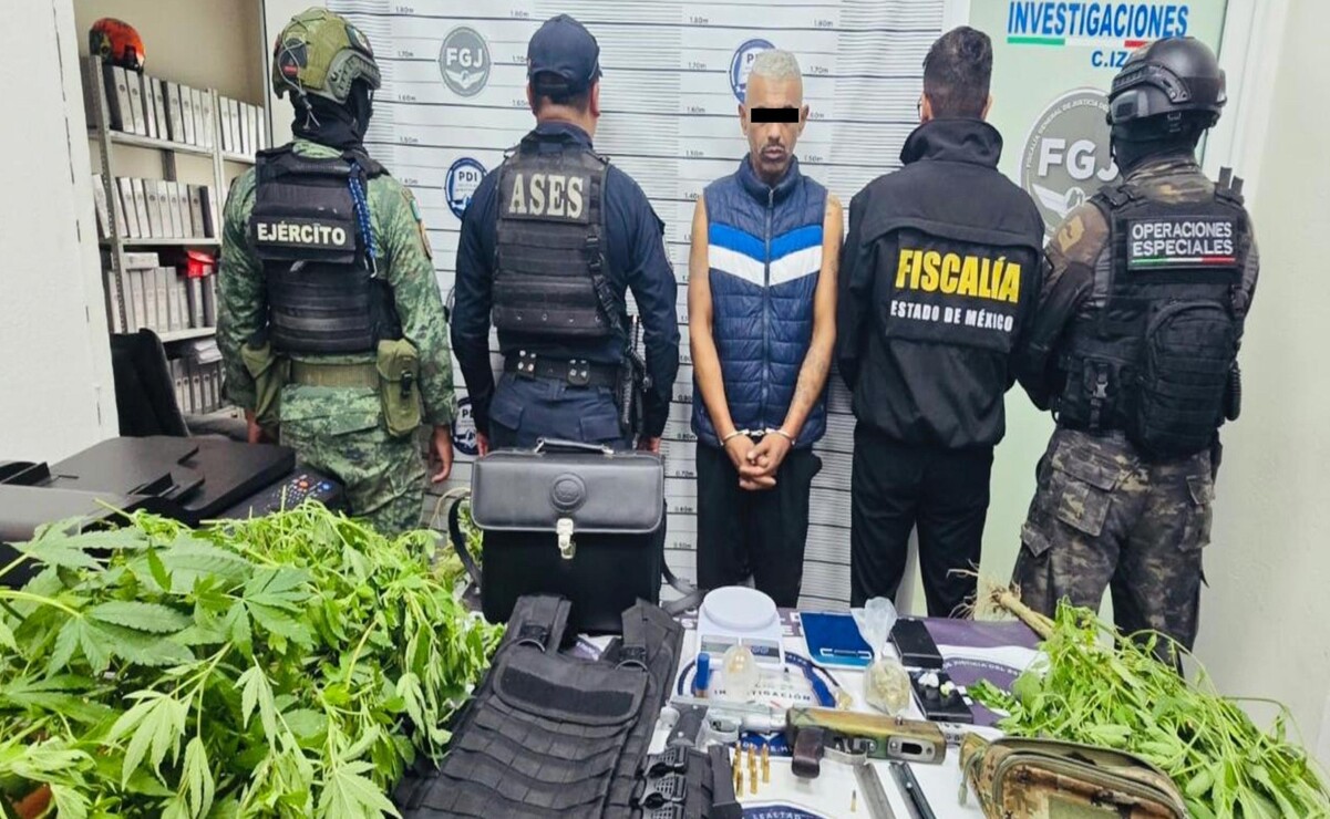 En una vivienda localizada en Tultitlán fue capturado un sujeto y asegurados narcóticos, armas de fuego, cartuchos útiles y un chaleco táctico sin placas balísticas. Foto: Especial