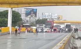 Bloquean ambos sentidos de la autopista México-Puebla; denuncian abuso sexual en prepa de Ixtapaluca