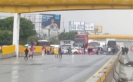 Bloquean ambos sentidos de la autopista México-Puebla; denuncian abuso sexual en prepa de Ixtapaluca