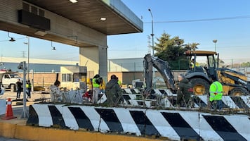 La historia detrás del choque: Ladrones roban tráiler, maniatan al chofer y terminan en la caseta de Tepotzotlán