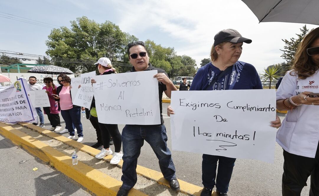 Con pancartas y lonas, los trabajadores expusieron su preocupación por la falta de medicamentos, insumos y equipos médicos / Foto: Jorge Alvarado
