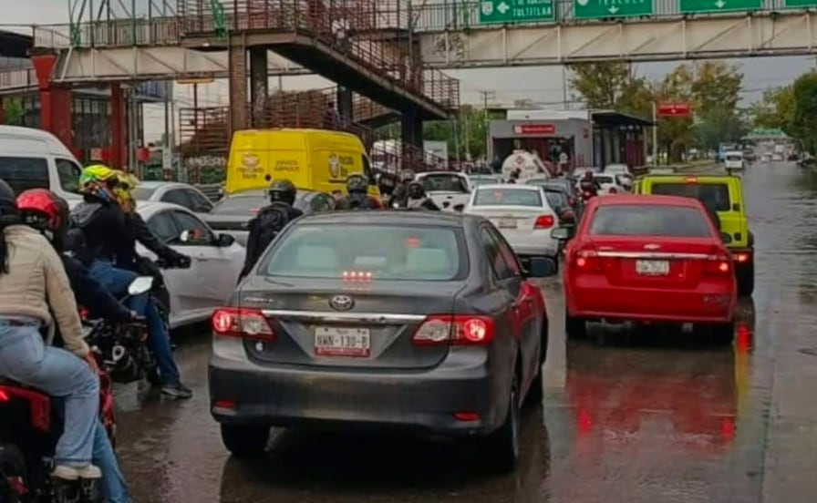Encharcamiento colapsa la Vía José López Portillo en Tultitlán