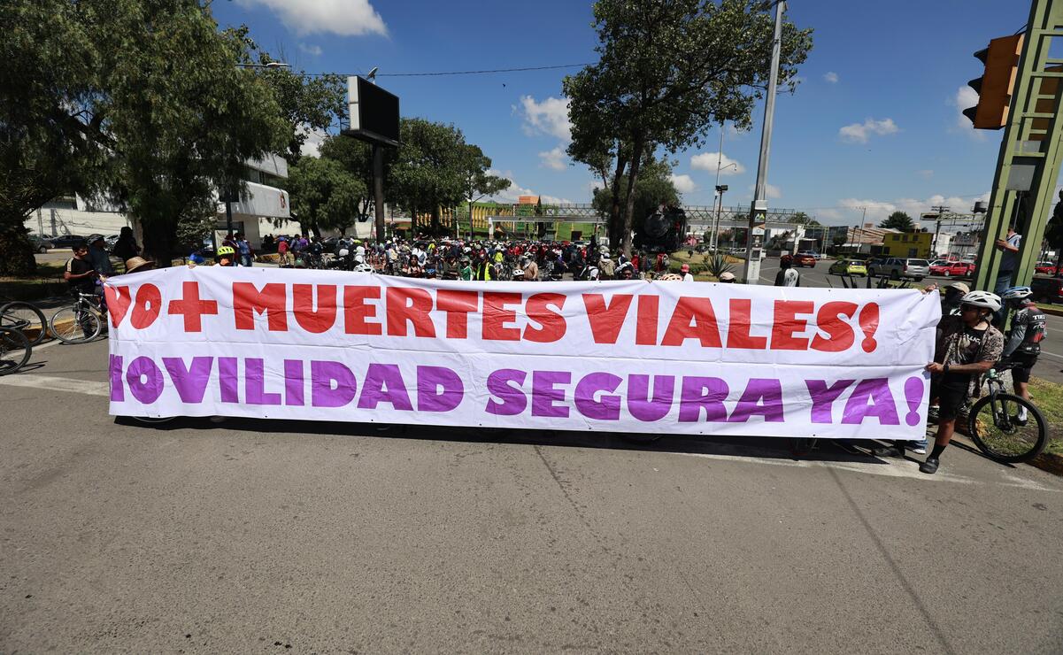 Los contingentes portan lonas con las frases "No más muertes viales, Movilidad segura ya, si a la Ciclovía de Isidro Fabela". Foto: Alejandro Vargas