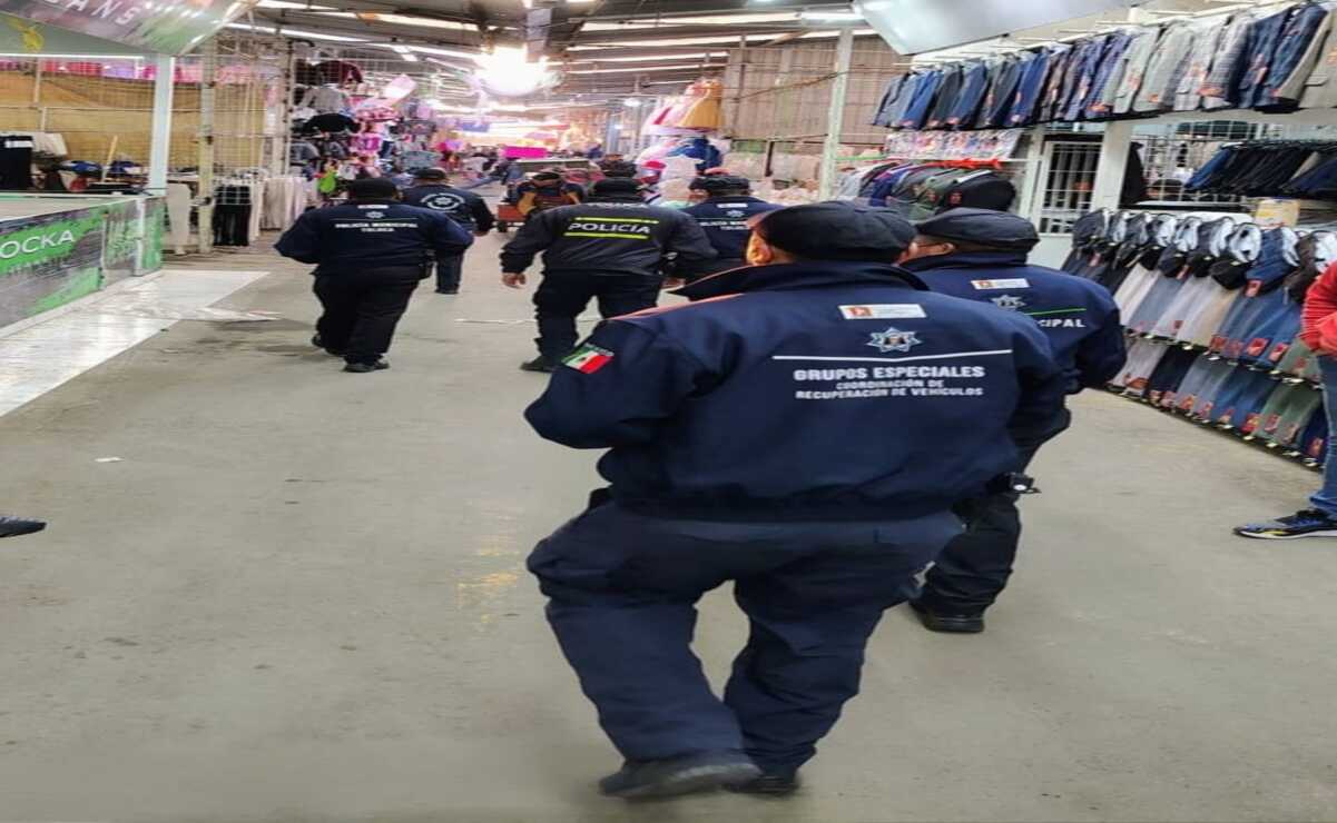 Desde las primeras horas de este viernes los policías mantienen recorridos permanentes en el Mercado Aviación Autopan. Foto: Especial