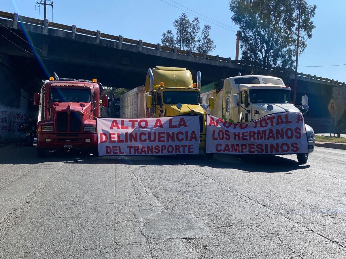 Otro grupo de inconformes está en la autopista México-Puebla, a la altura de La Virgen, en el límite de la Ciudad de México y Estado de México. Foto: Emilio Fernández/ El Universal