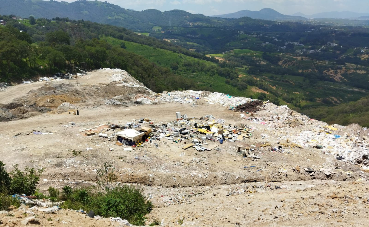 La Propaem colocó sellos de clausura en la entrada de un tiradero a cielo abierto en Naucalpan, después de denuncias de vecinos. Foto: Especial