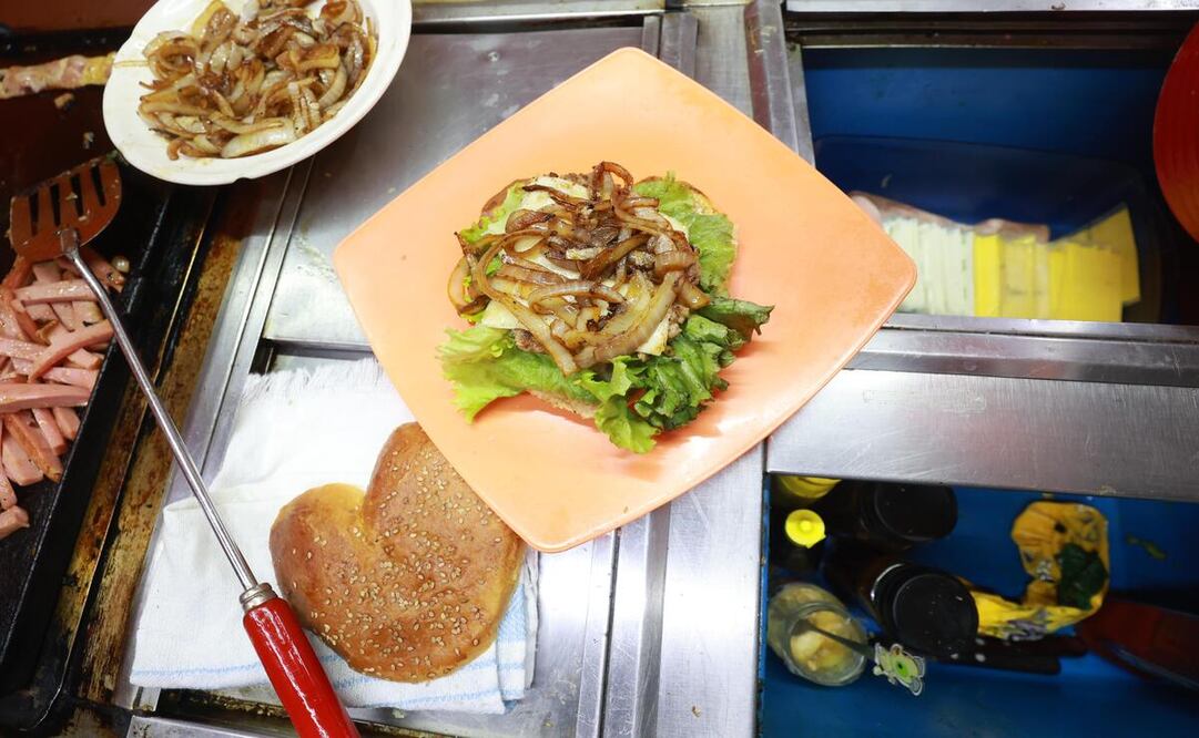 Para este 14 de febrero, Carlos García ofrecerá una hamburguesa en forma de corazón. Foto: Alejandro Vargas