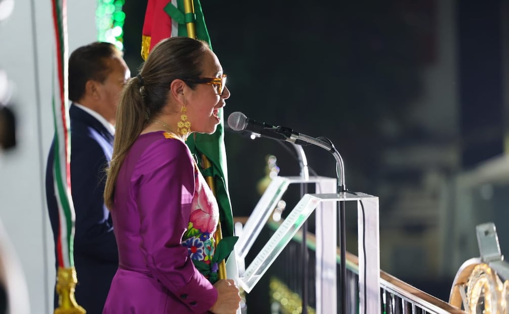 Azucena Cisneros ondeó el lábaro patrio y tocó la campana tras encabezar el Grito de Independencia en Ecatepec. Foto especial