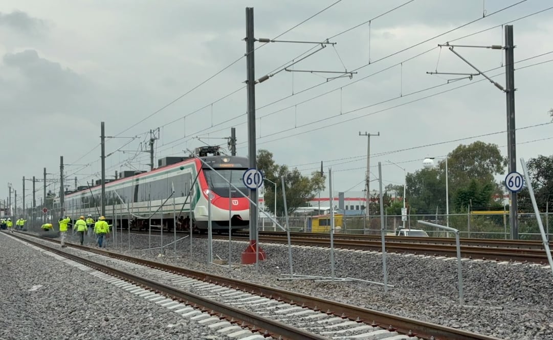 La malla ciclónica de las vías electrificadas fue derribada por un tren de carga la mañana de este viernes en Tultepec. Foto Arturo Contreras / El Universal