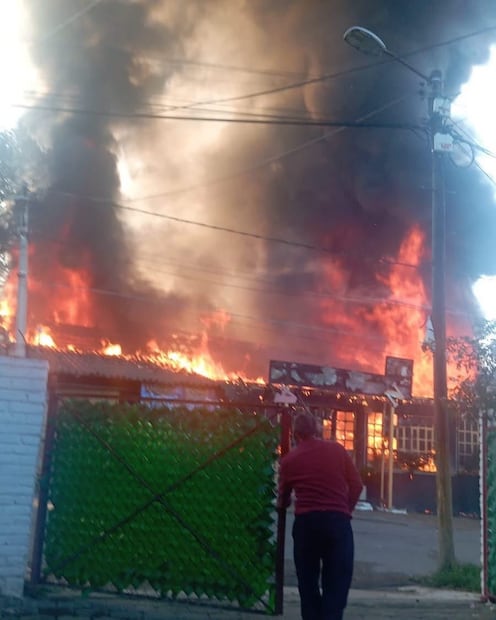 Bomberos realizaron labores para sofocar el fuego. Foto especial
