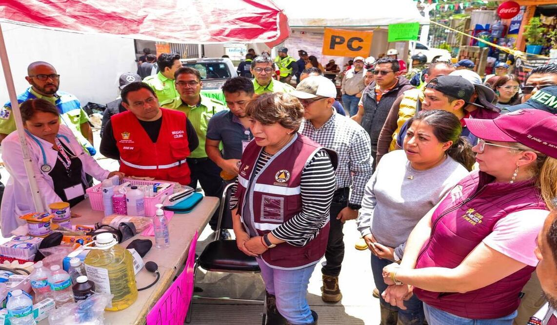 Delfina Gómez Alvarez en la zona de entrega dé víveres