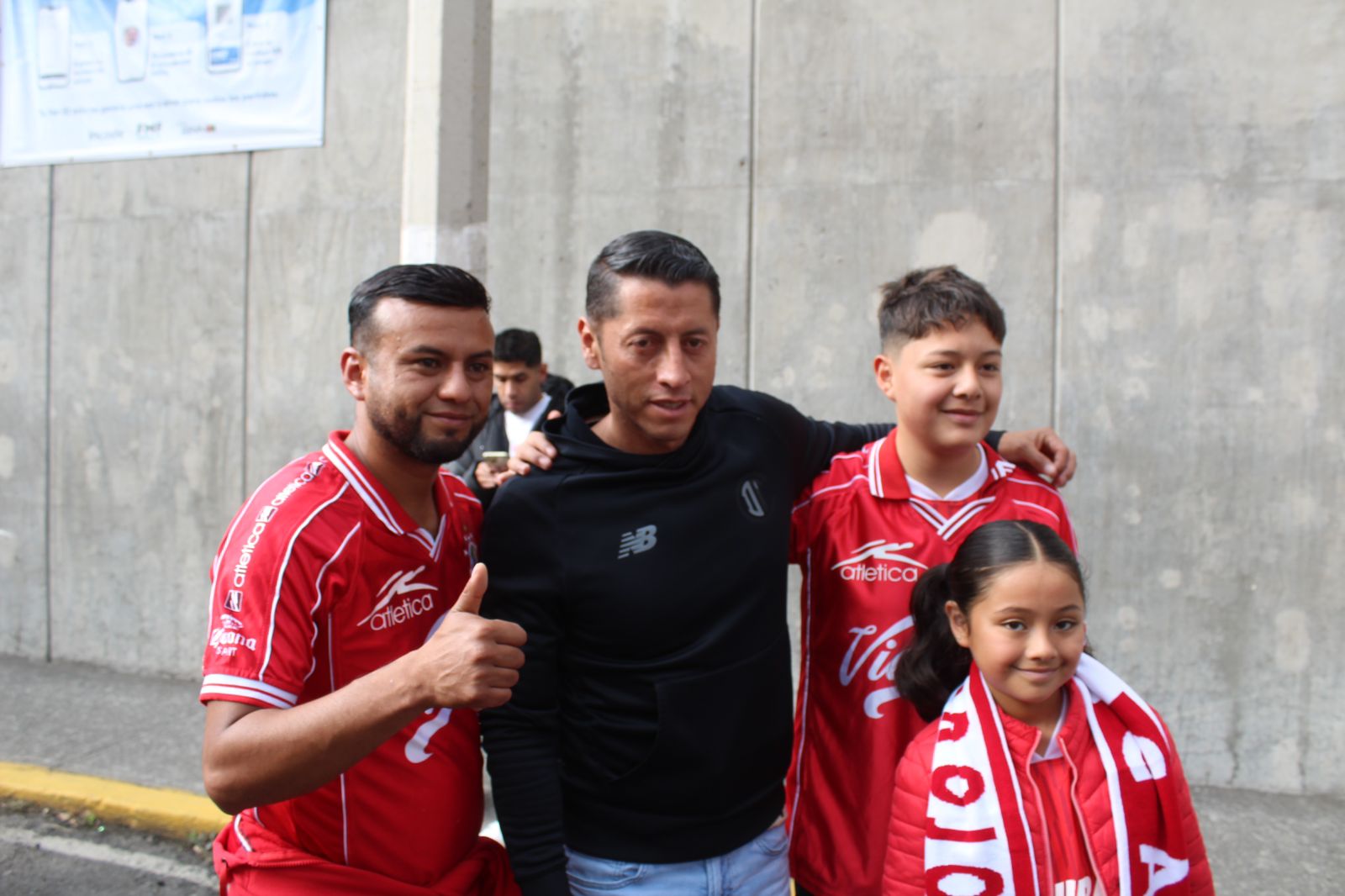 Carlos Esquivel, exjugador de los Diablos, accedió a tomarse fotos con los aficionados. Foto Karen Aldama