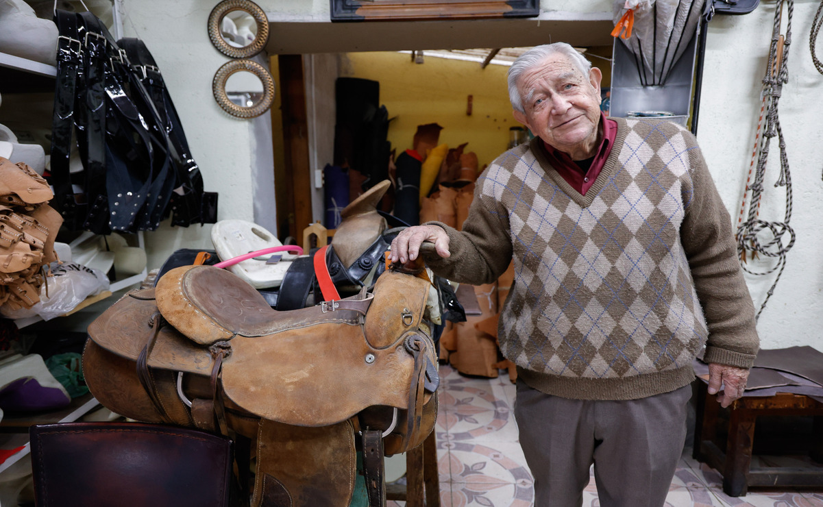 Uno de los productos más representativos de la talabartería "El Potro Negro" son las sillas de montar. Foto: Arturo Hernández / El Universal Estado de México
