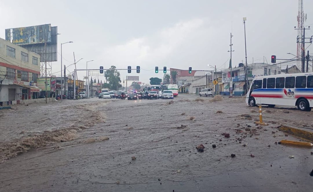 La intensa lluvia provocó encharcamientos sobre la Vía José López Portillo, a la altura de La Bandera y Fuentes del Valle. Foto especial